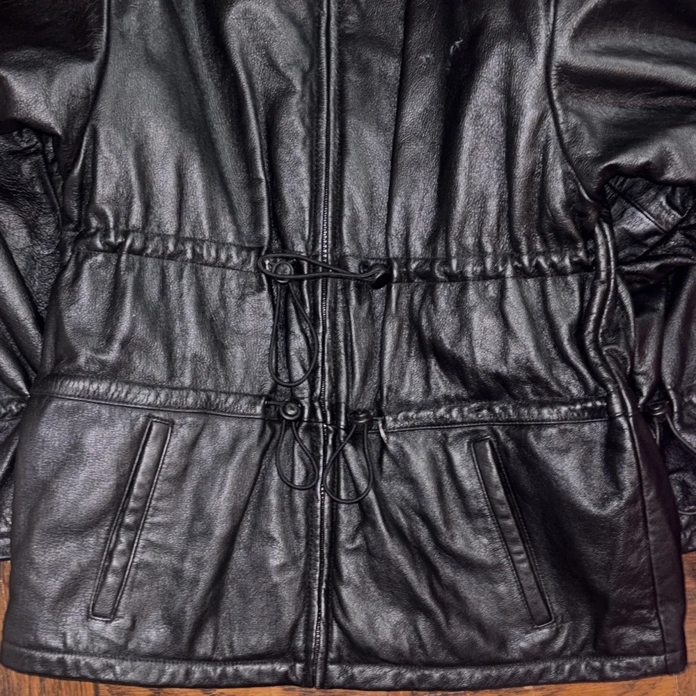 Vintage Wilson’s leather jacket with cute detailing and timeless look - Picture 10 of 14
